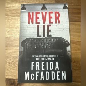 Never Lie by Freida McFadden Paperback
